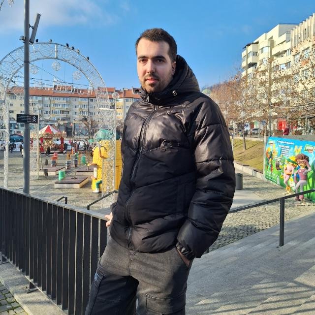 Ștefan Gabriel Neamu în geacă neagră, pe o promenadă din Râmnicu Vâlcea, într-o zi însorită de iarnă